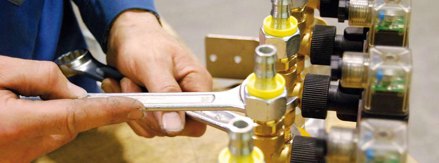 Montage einer Hydraulikeinheit