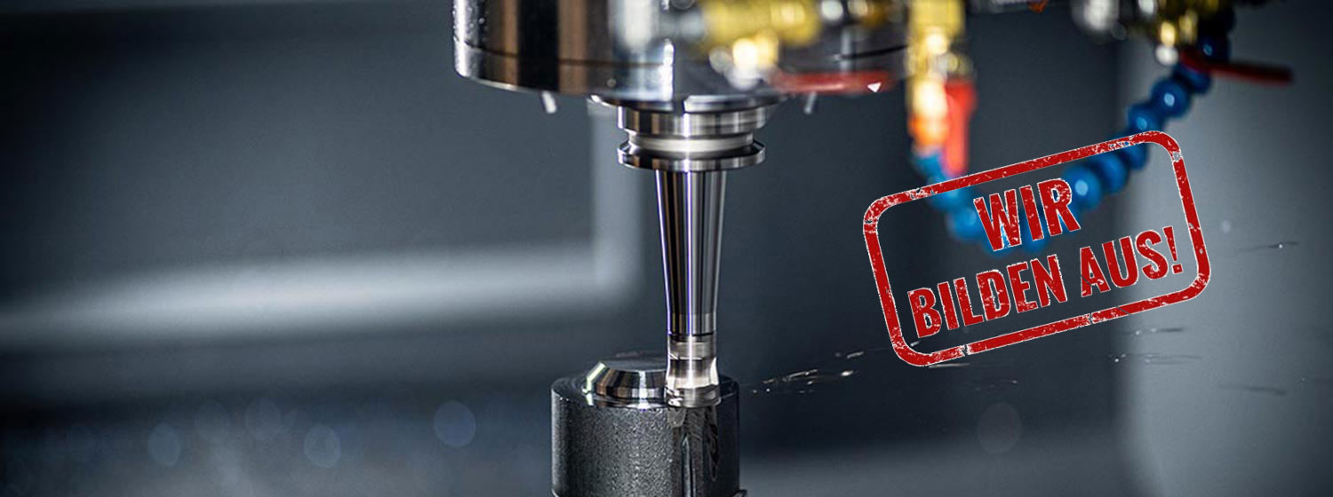 Zerspanungsmechaniker lernt an einer Maschine