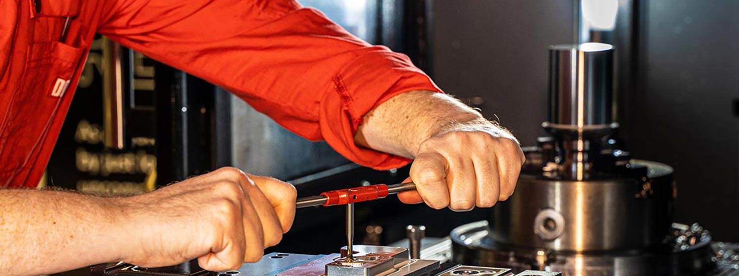 Facharbeiter bei dem Gewindeschneiden