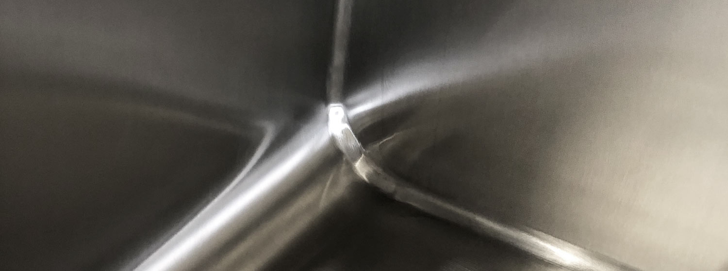 Detail einer elektropolierten Oberfläche direkt an der Schweißnaht