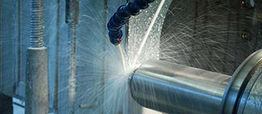 Zerspanung von Metallteilen. Fräsen eines Flansches