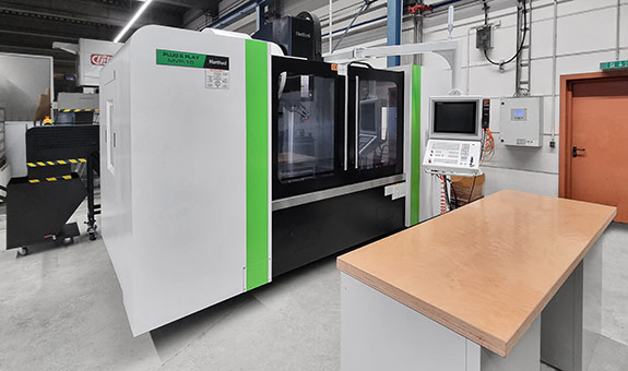 Modernes CNC-gesteuertes Bearbeitungszentrum für exakte Fertigung von Komponenten