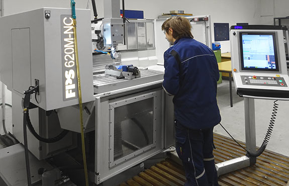 Auszubildender an der CNC-gesteuerten Fräsmaschine